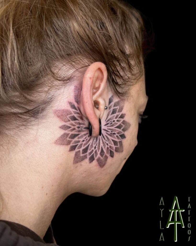 Mandala tattoo oor
