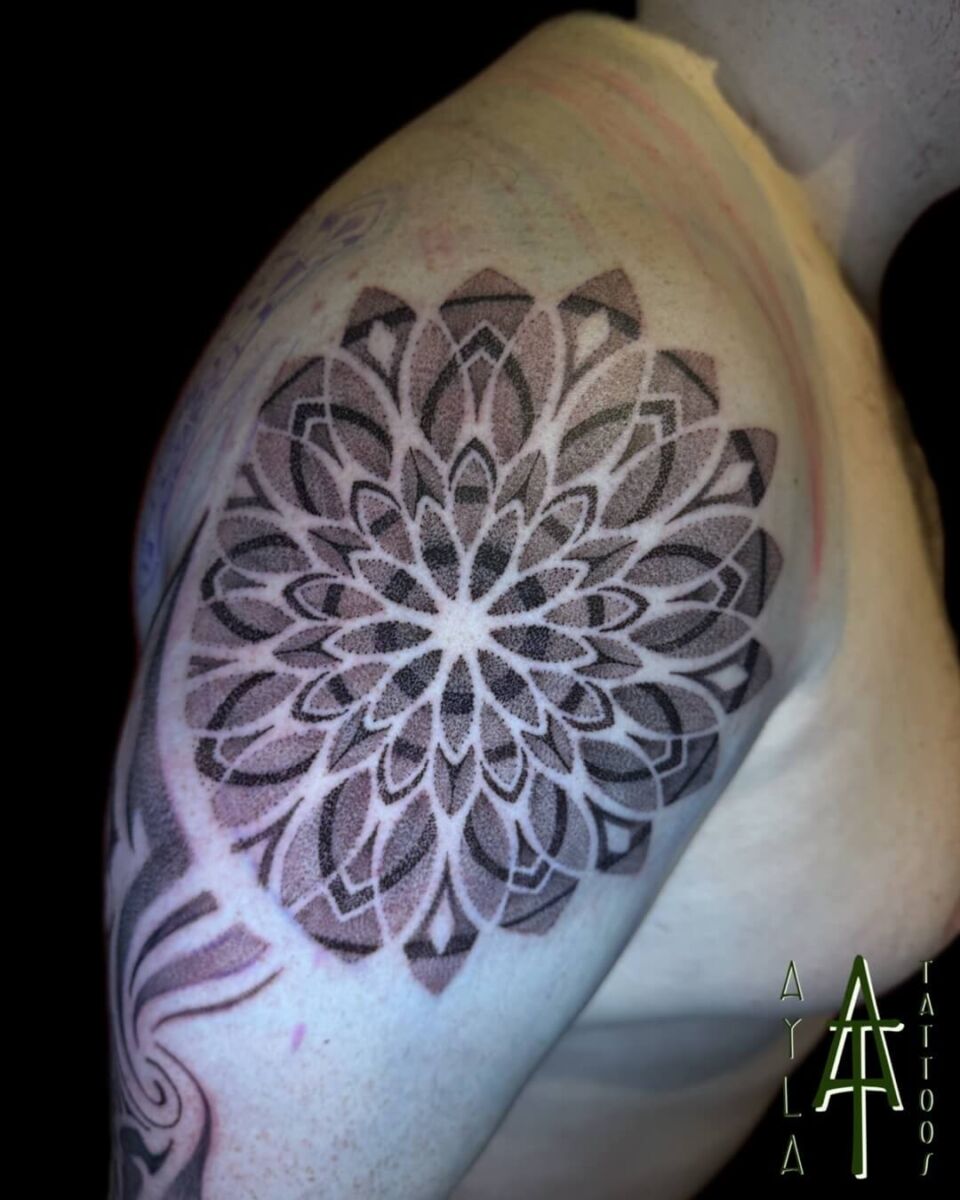 Mandala tattoo schouder