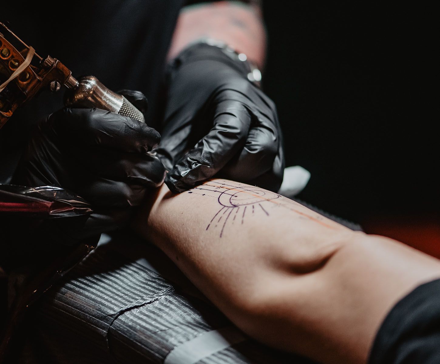 fine line tattoo zetten
